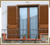 Porta-finestra in legno-alluminio con persiana